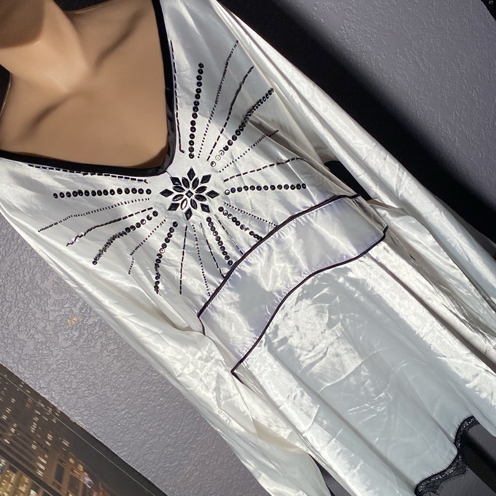 KAELYN-MAX-II - NWT - tunic: silky white l/s w beads, lace & waist tie - 1X
